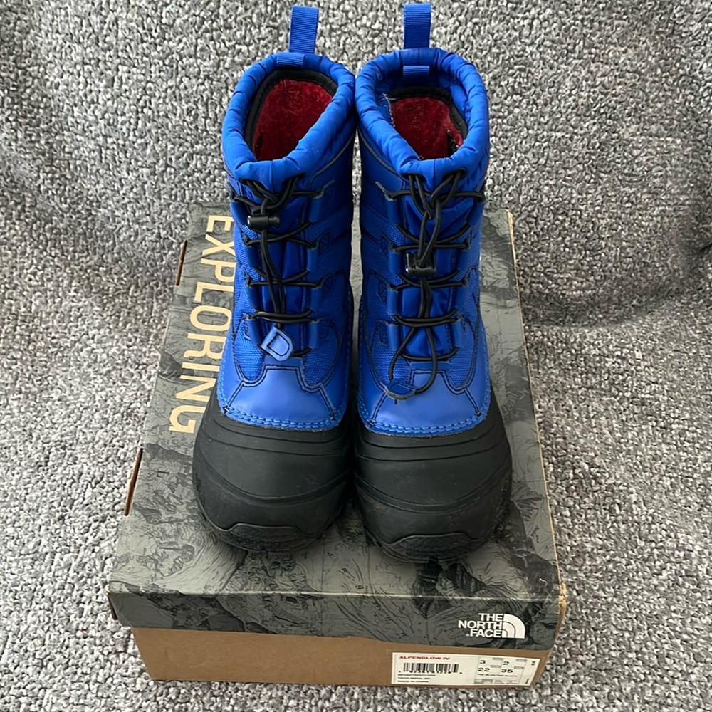 The North Face youth unisex Alpenglow IV boots size 3 snow boots